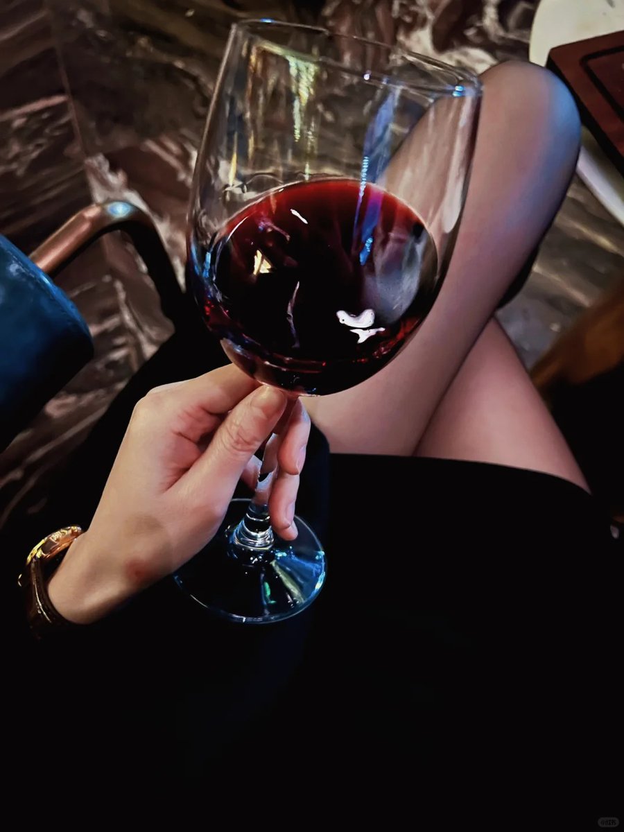 赤ワインを一杯、一人で孤独の儀式を楽しむ