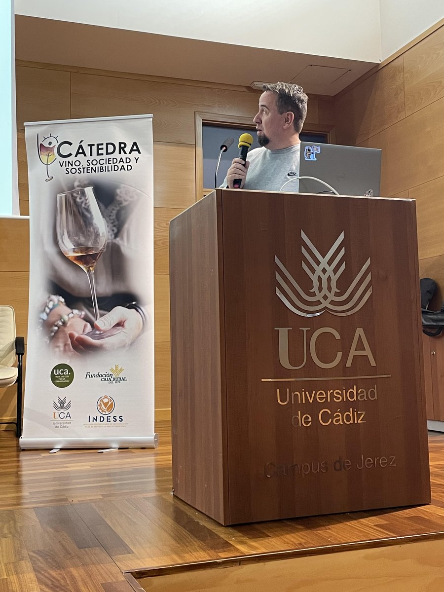 📈📊🧐Hoy Pablo Calleja Olmedo ha ofrecido una ponencia organizada por Serafín Cruces y la Cátedra Vino Sociedad y Sostenibilidad, donde ha hablado sobre tendencias actuales en marketing y técnicas innovadoras aplicables al sector de las bodegas. ¡Una oportunidad única!