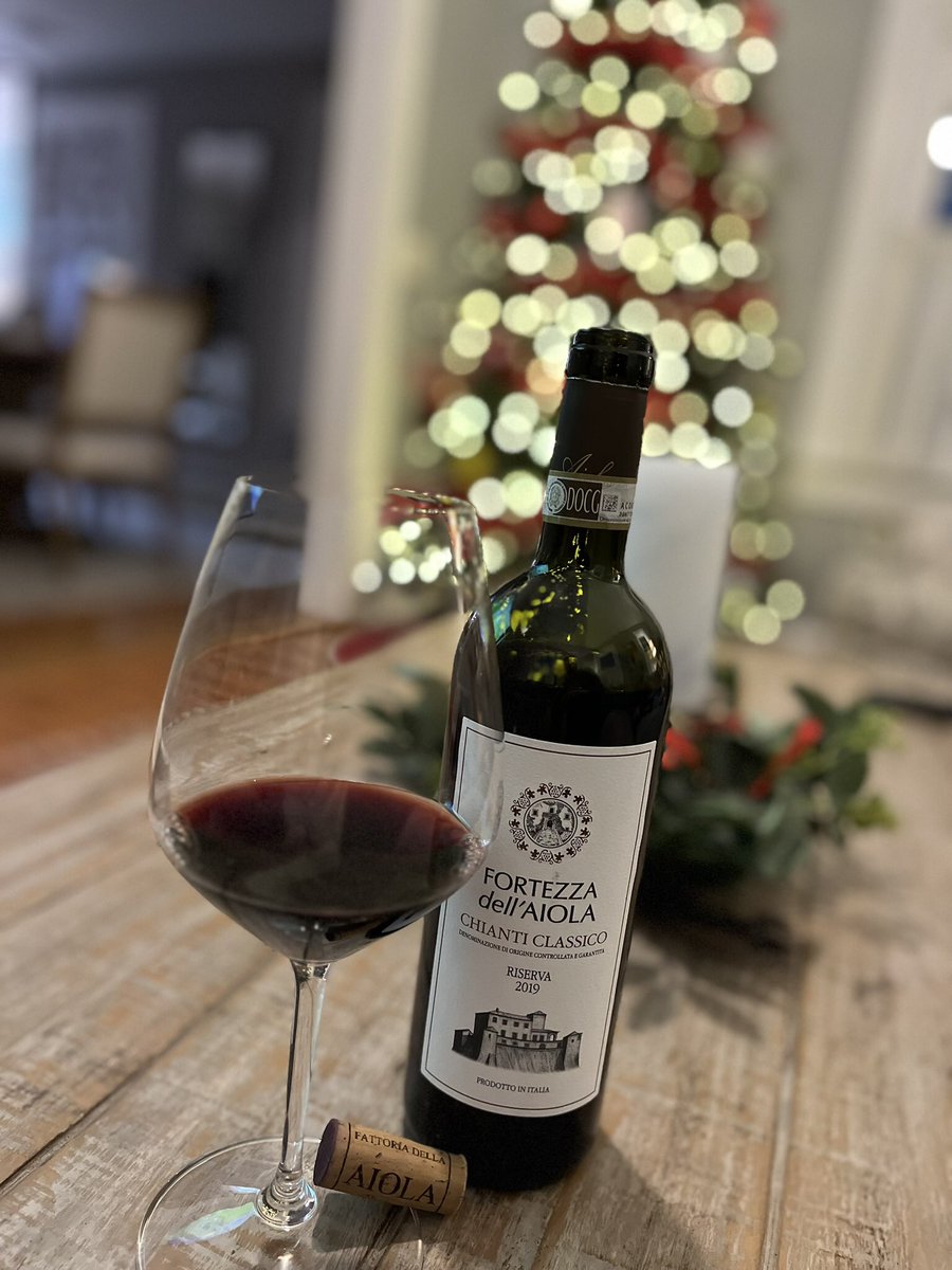 JohnMFodera's tweet photo. Boom! A new installment of #TuscanSnips is live. 7 reviews. Some new releases, some Cellar gems #Tuscanvines @SeagreenWench @Sassodoro @Gordo19571 @MikeyGio85 @stock_guy1 @Vino101net @JT_in_LA @WinoJimbow @Noles31BB @CarStan1114 @KevinJlew @lebonvinfr
Tuscan Snips – Volume 16 https://t.co/GjjeVMiynk