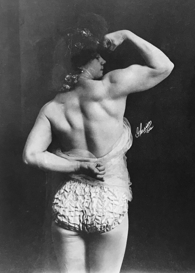 wikivictorian's tweet photo. Trapeze artist and strongwoman Laverie Vallee, best known by her stage name Charmion. Photographed in 1897. https://t.co/rz0kIAE8qR