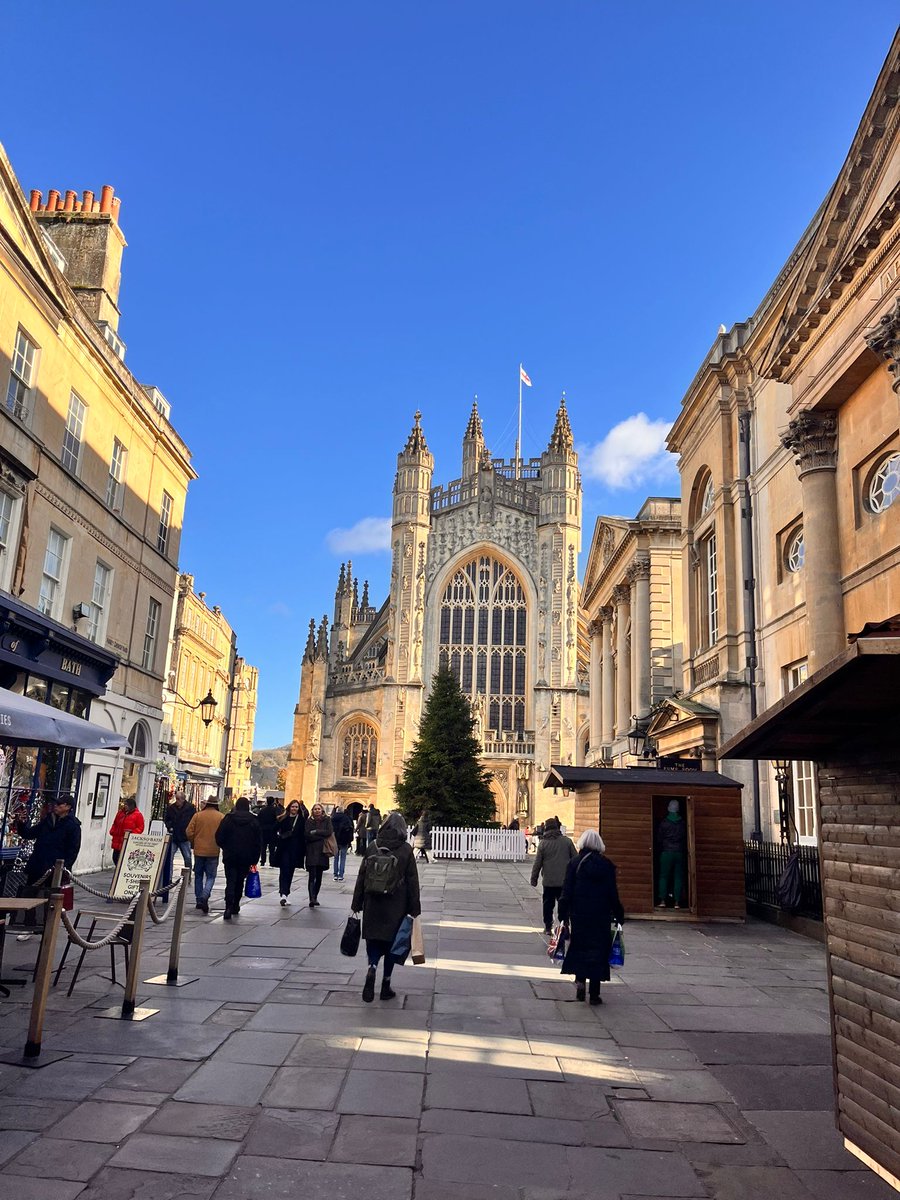 Holly visited a client in Bath to support them with their restructure last week and was lucky to see the stunning Abbey Christmas tree being dressed! Isn't it a fantastic time of year?!

#bathbusiness #hrlife