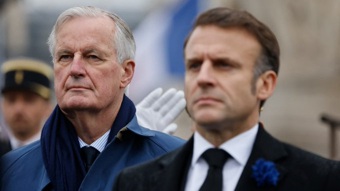 SatournePasRond's tweet photo. 🔴SAT INFO

Le soldat qui avait mis ses doigts dans l'oreille d'Emmanuel Macron lors du pot de départ de Michel Barnier sera exécuté par lapidation aux légumes de saison comme le veut la tradition républicaine écologique. https://t.co/N73dqlBEp8