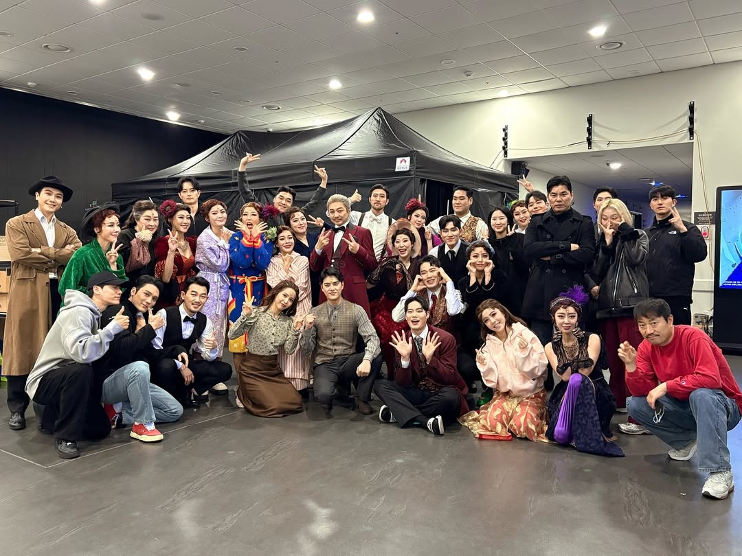 2024 뮤지컬 마타하리
𝐌𝐮𝐬𝐢𝐜𝐚𝐥 𝐌𝐀𝐓𝐀 𝐇𝐀𝐑𝐈
⠀
더 강렬해진 마타하리의 유혹!
오늘 밤을 화려하게 수놓을 <마타하리>
첫 번째 공연이 바로 지금 시작됩니다 ✨
⠀
공연 종료 후 진행될 무대 인사까지,
뜨거운 박수와 환호로 함께해 주세요! 👏🏻
⠀
#뮤지컬 #마타하리