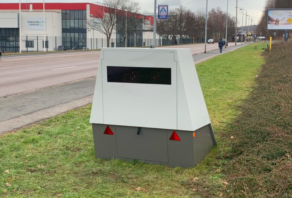 pk_soe's tweet photo. ‼️‼️📸‼️‼️ Ein #Superblitzer / #Blitzer-Anhänger steht jetzt wieder in #Heidenau auf der #S172, #Hauptstraße in Richtung Pirna am ehemaligen Real (siehe Foto), altbekannte Stelle, 50 km/h!
@livivi16 https://t.co/QELHB33O7p