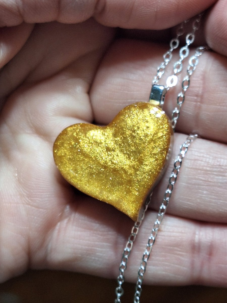 OnnasOrgonEnrgy's tweet image. Protect yourself and loves you love with an Orgone Energy Generator. Finished up this beautiful gold heart for this weekend's shows. One available on my website! linktr.ee/onnasorgoneene…
#wellness #health #emfprotection #EtsySeller