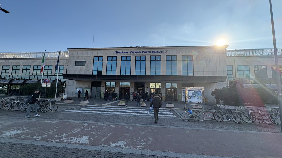 steschny's tweet photo. Verona Porta Nuova
Kleiner Zwischenstop am grossen Bahnhof. Weiter geht es nun mit einem #etr700frecciarossa nach Milano.
#ÖVLive #Bähnler #Rundreise https://t.co/zfF4ogMDf6