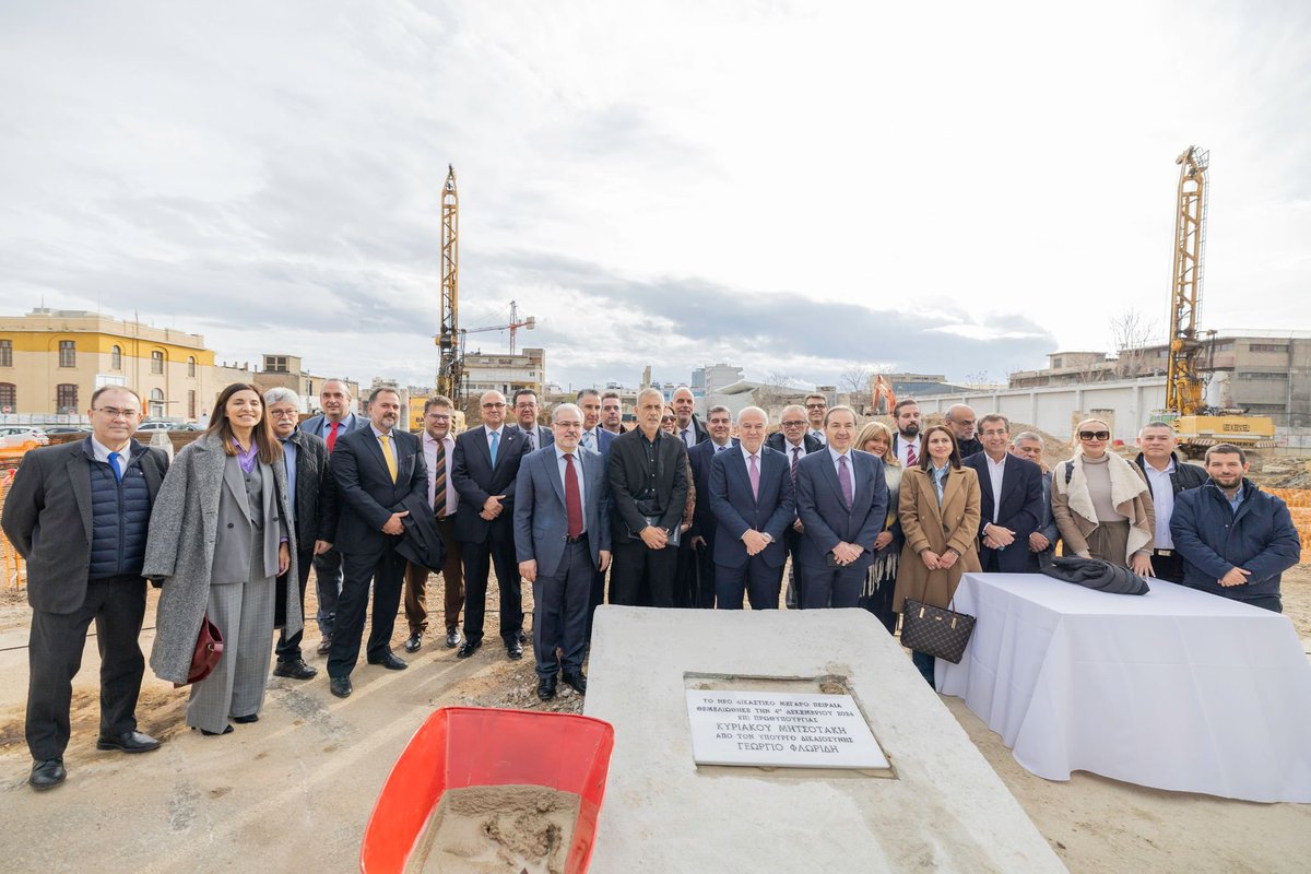 avramidistakis's tweet photo. Σε ένα Πειραιά που αλλάζει μέρα με τη μέρα προς το καλύτερο.
Τελετή θεμελίωσης του νέου Δικαστικού Μεγάρου Πειραιά!
Εννοείται ότι οι ΣΥΡΙΖΟΑΝΕΛ δεν έκαναν απολύτως τίποτα!
Η Πόλη αποκτά ένα σύγχρονο Δικαστικό Μέγαρο της αντάξιο της ιστορίας &του κύρους της.
#destinationpiraeus https://t.co/zwvEWxJRZf