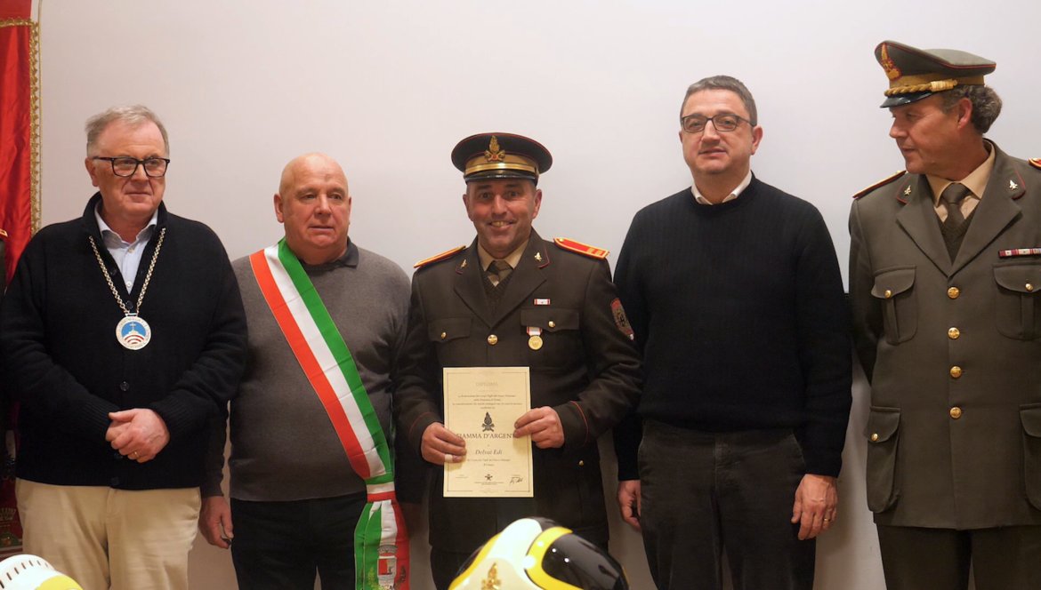 ProvinciaTrento's tweet photo. #Fiemme e #Fassa, #SantaBarbara nel segno della gratitudine.
Il ringraziamento del presidente Fugatti in occasione delle celebrazioni a #Moena e #Campitello.
👇🏼
https://t.co/gRuILqPbaY @fedvvfvoltn https://t.co/vzHoTr7Y0B