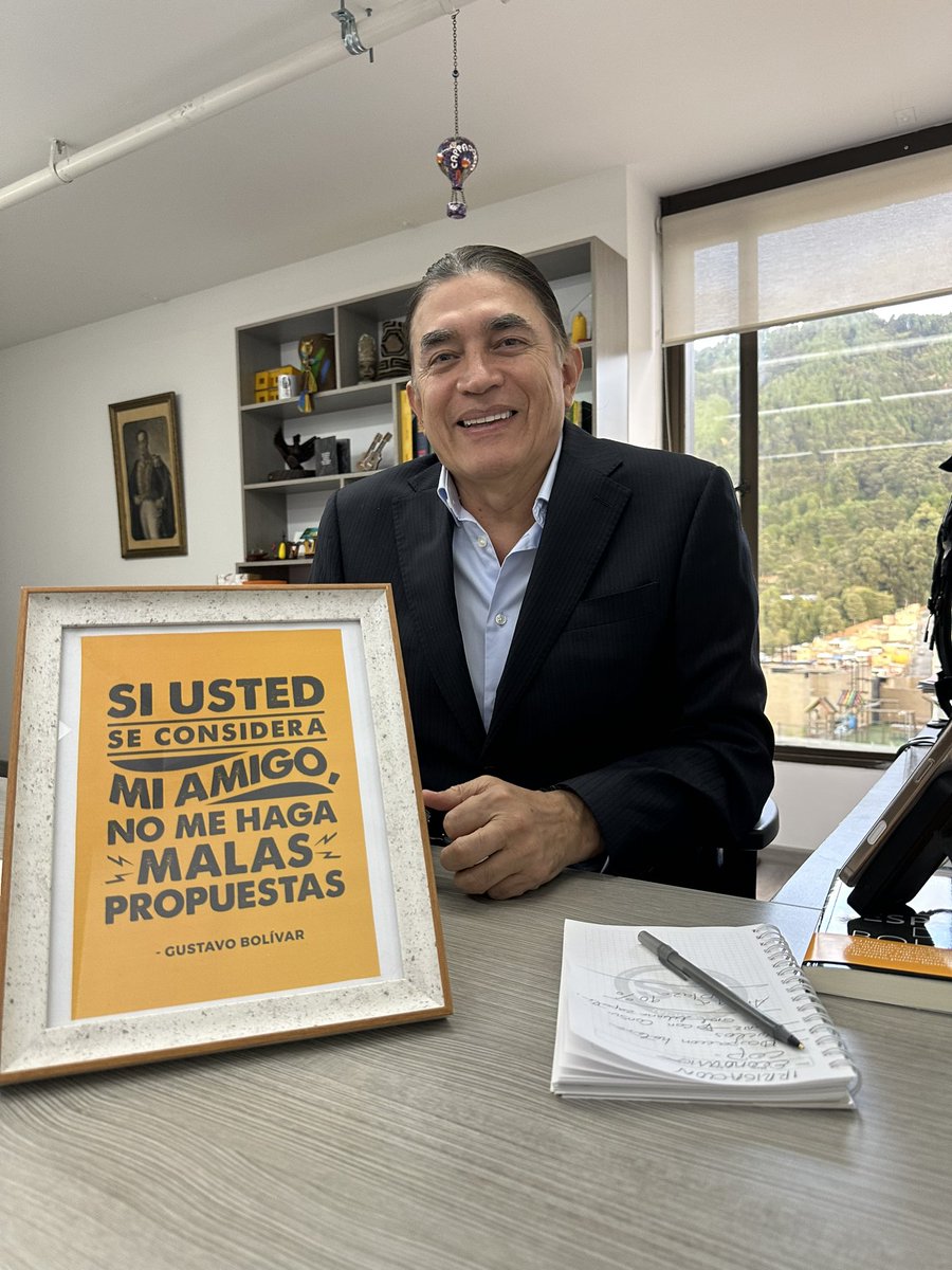 LuisGPerezCasas's tweet photo. Conozco a @GustavoBolivar hace más de cuarenta años, cuando de niños y adolescentes tuvimos que trabajar en estadios y ferias de pueblo para ganarnos la vida. Desde muchacho escribía versos en servilletas o en la tierra, se ha ganado siempre la vida honradamente, pagando impuestos honradamente, se ha hecho famoso honradamente, ha sido un empresario exitoso producto de su talento que por dedicarse a este proyecto progresista del cambio ha visto afectado su patrimonio. Su paso por el Senado fue ejemplar, nunca se tomó ni un café por cuenta del erario público, no aceptó los celulares corporativos y hoy, sin duda alguna es uno de los mejores funcionarios de este país, ejemplo a seguir porque demuestra que si se puede gobernar con eficacia y con compromiso popular. Este mensaje que tiene en su escritorio, lo tiene en su conciencia, ojalá se multiplique en cada funcionario público pero sobre todo en cada funcionario gubernamental. Gustavo Bolívar como buen creyente, como buen cristiano, como buen ser humano, como buen servidor público ejemplifica el mensaje de Jesús “Recuerden que yo, el Hijo del hombre, no vine para que me sirvan, sino para servir y dar mi vida en rescate de muchos” Mateo 20:28