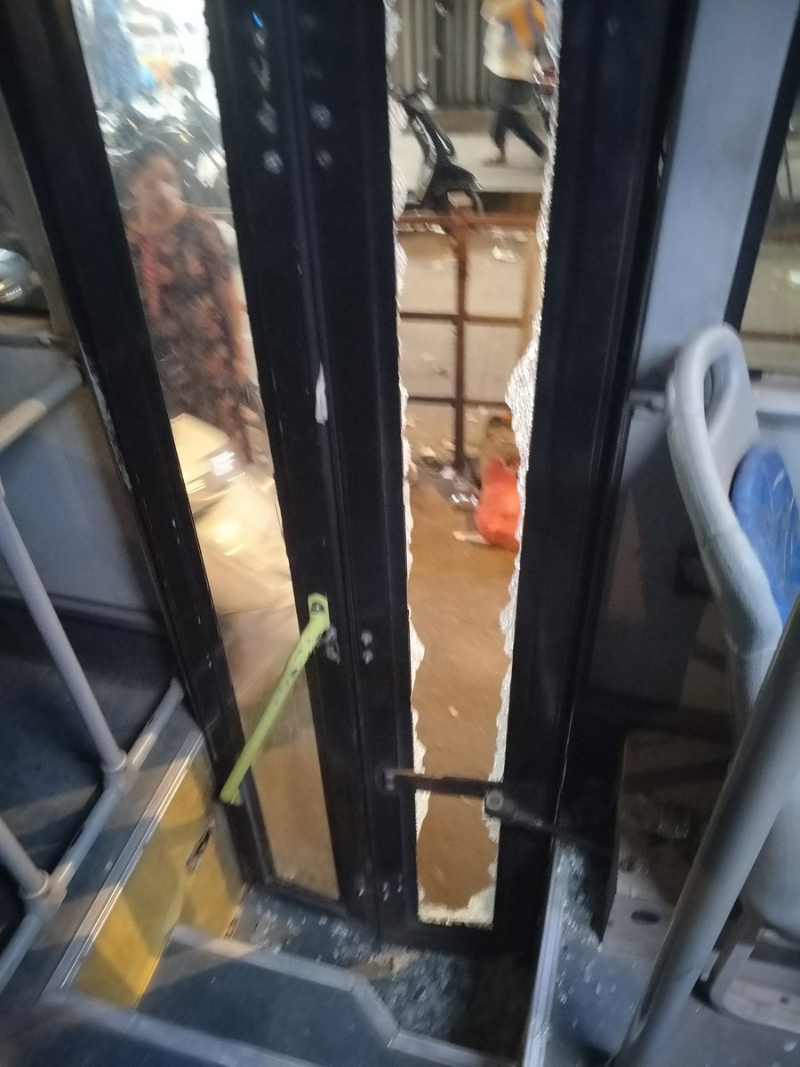 AryaShinde11's tweet photo. @myBESTBus 
Mulund Depot AC BUS 7353 MH-03-CV-6992 the backdoor glass shattered miserably when the bus hit a pothole
Luckily Passengers were not injured 
Please take action on such substandard maintenance of contract buses 
@vnaik23 
@QueenofThane 
@gp30543 https://t.co/GVr1VnjaEm