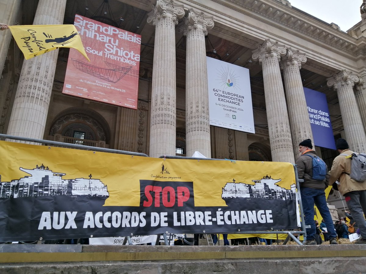 ConfPaysanne's tweet photo. Surprise: Arnaud Rousseau, patron de la multinationale Avril, accessoirement président de la FNSEA, et Eric Thirouin font partie des heureux participants de cette bourse où il faut s'acquitter 300 euros HT pour rentrer. #revenupaysan #StopSpeculation #IncoherenceFNSEA https://t.co/Xf6Q7Y4yDH