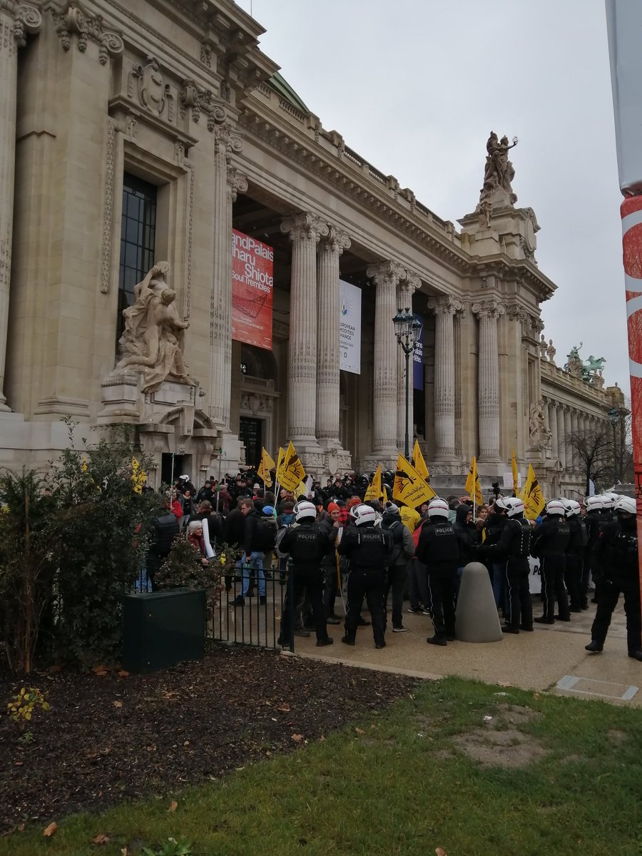 Stop à l'hypocrisie des dirigeants de la FNSEA qui ne servent les intérêts que d'une infime Minorité d'agrimanagers et actionnaires de multinationales. Des fermes, pas des firmes ! Nous défendons les 99% contre ces 1% qui spéculent sur notre dos. #revenupaysan #StopSpeculation