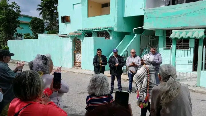 lazarosuarez229's tweet photo. La Policía Nacional Revolucionaria, después detener a los autores y esclarecer los hechos, hizo entrega de artículos robados a familias afectadas de Varadero. #UnidosXCuba #CubaViveYVence #MatancerosEnVictoria @mariofsabines  @RamonGomezMedi4 @DiosenisS https://t.co/wL1HCcv9eQ