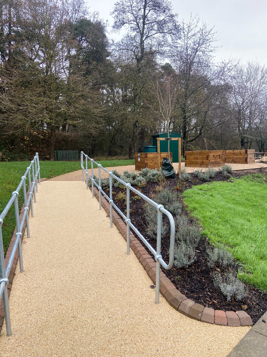 d_cfoundation's tweet photo. Great to see the NEW community garden at Lakeside Corby today.  A joint social prescribing project between @GwkNhants, NHS Property Services &amp; @LakesideHealth1. Helping patients to connect with nature to boost mental &amp; physical wellbeing.  Proud to support the gardening sessions. https://t.co/rloyS52EJS