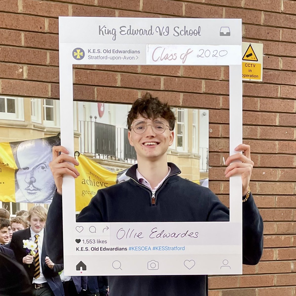 OEs_Stratford's tweet photo. 📸 Look who came back to K.E.S.!
We love it when our former students return to visit💙 Next time you’re in School, be sure to grab a photo in our OE frame so we can celebrate and share it with the rest of the OE community. Let’s keep those memories alive. ✨
#KESStratford #OldEds https://t.co/0TJnFUOFa8
