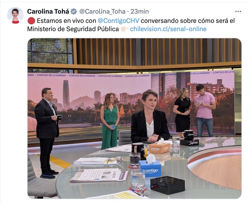 christianpino's tweet photo. Ministra @Carolina_Toha:
Aunque tenemos diferencias políticas, la conozco hace tiempo y sé que siempre busca hacer las cosas bien.
Dicho esto, le sugiero a su equipo de redes considerar una mejor foto para comunicar la creación del #MinisterioDeSeguridad pues no refleja lo que se busca transmitir.