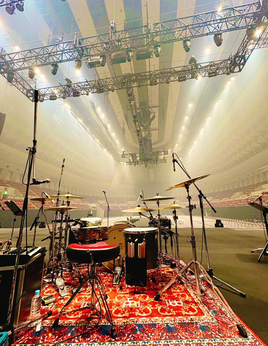 TomTamada's tweet photo. 宮本浩次
「ソロ活動5周年記念ツアー　今、俺の行きたい場所」ツアーファイナル
神戸 ワールド記念ホール
本ツアーを巡ったもう1人の素晴らしいドラマーの椎野恭一さん、ベーシストのキタダマキさんにもリスペクトと感謝。
#宮本浩次
#小林武史
#椎野恭一
#名越由貴夫
#キタダマキ
#須藤優
#玉田豊夢 https://t.co/Ti75ay0dok