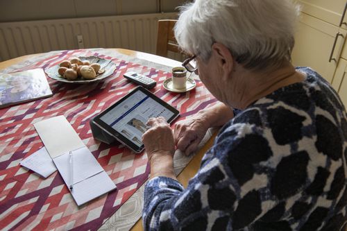statistiekcbs's tweet photo. Hoeveel mensen deden in 2024 #online #aankopen? Hoe is dat veranderd ten opzichte van 2012, en wat kochten mensen met name online? Lees het morgen op https://t.co/YN15dASlaH https://t.co/ifOWbOoXFO