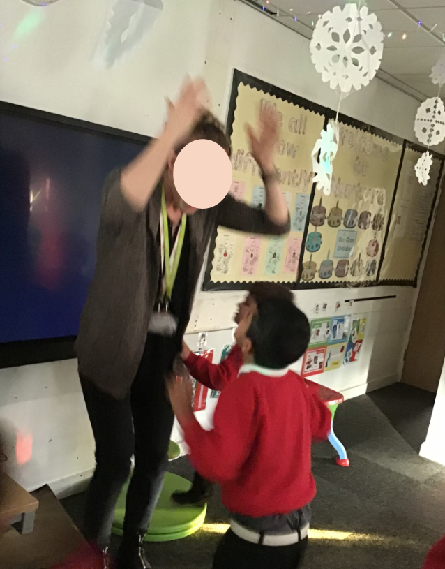 LapagePrimary's tweet photo. This week we had some very special guests visit us at Nurture, The lovely ladies from SCARF delivered a bespoke workshop for the children in Nurture. The children listened attentively and then took turns to give Harold the giraffe a hand with brushing his hair and teeth. 
#Lapage https://t.co/8Vd0gVZkDr