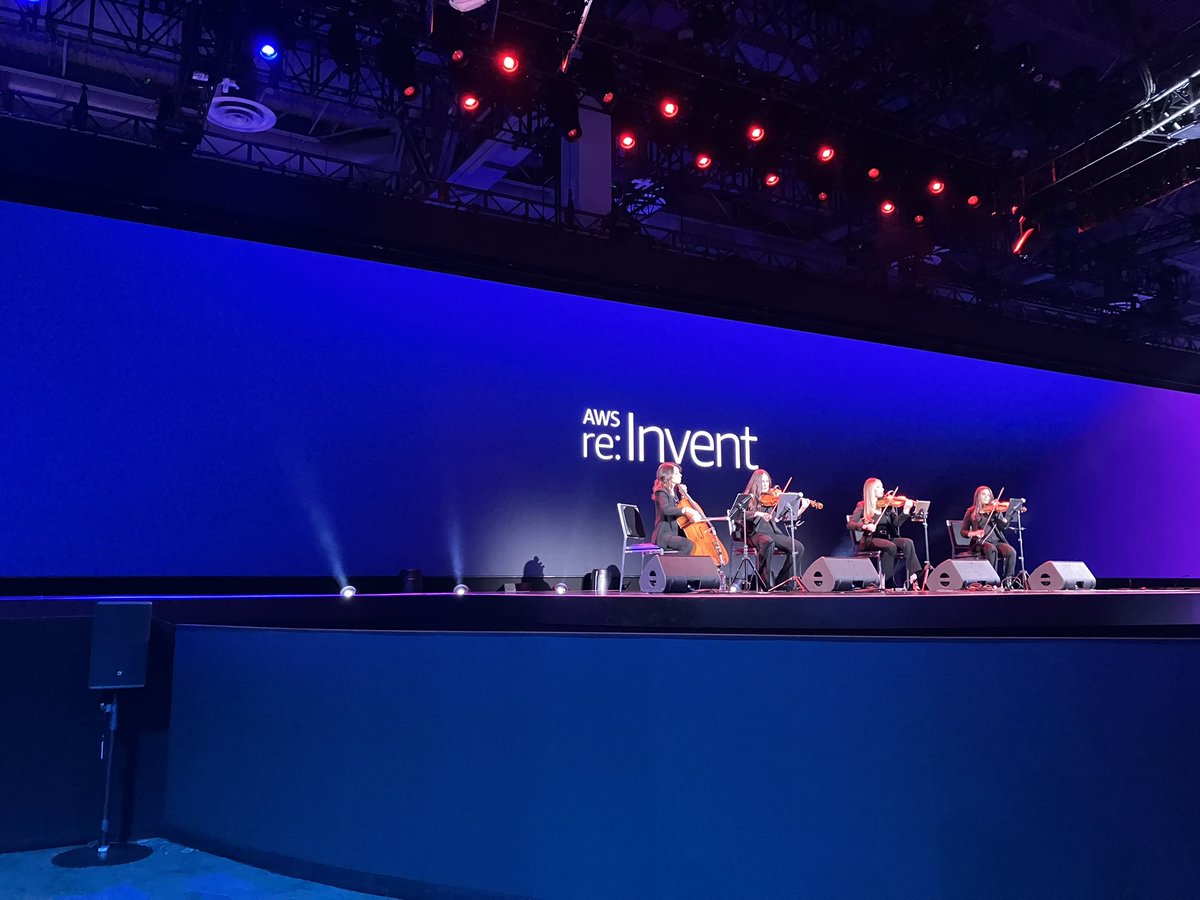 mkitokitom's tweet image. まさかの最前列やぞ😇
#AWSreInvent2024