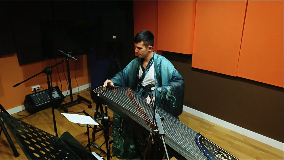 MeeiOfficial's tweet photo. El otro día contamos con la colaboración de @dfg_daniel_dfg tocando el guzheng para una de nuestras próximas canciones!

#folk #metal #folkmetal #china #asia #music #Guzheng #asianinstruments #chineseinstruments #MusicLovers #SymphonicMetal #DeathMetal #ballad https://t.co/A6EKbXheU4