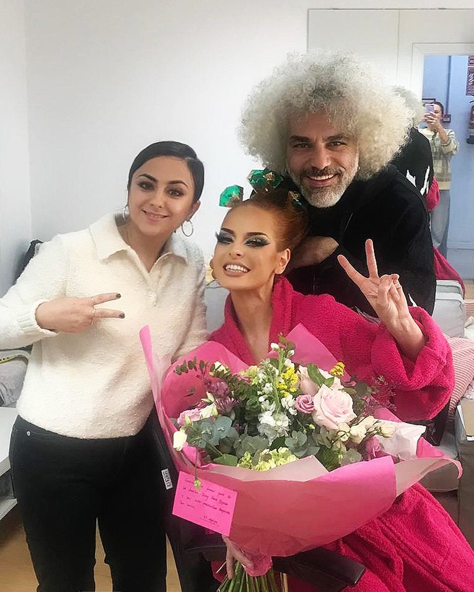 I have the best team!!! Thank uuuu!!!

👗Dress &amp; Nails: #AnaLocking
💄Makeup: #EvaGamero
🪮Hair: #CrisantoBlanco
💎Tiara: <a href="/rafa_peinador/">Rafael</a> 
💍Jewelry: <a href="/swarovski/">swarovski</a>

Disponible en @ATRESplayer &amp; <a href="/wowpresentsplus/">WOW Presents Plus</a> 
#Dragstapronto ! 👋