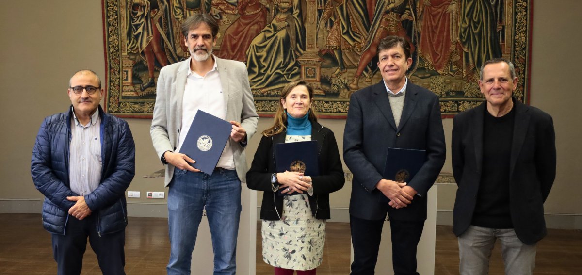 Paleoymás (@paleoymas) on Twitter photo 👩🏫 La cátedra estará dirigida por los profesores <a href="/GCuencaBescos/">Gloria Cuenca-Bescós</a> y <a href="/MarcosAurell/">Marcos Aurell</a> , de la <a href="/unizar/">Universidad Zaragoza</a> / <a href="/GeologiaUz/">Geologia_Unizar</a>, con una comisión mixta formada por los responsables de ambas empresas y los académicos Ana Rosa Soria de Miguel y @mmazanza. 👩🏫 La cátedra estará dirigida por los profesores <a href="/GCuencaBescos/">Gloria Cuenca-Bescós</a> y <a href="/MarcosAurell/">Marcos Aurell</a> , de la <a href="/unizar/">Universidad Zaragoza</a> / <a href="/GeologiaUz/">Geologia_Unizar</a>, con una comisión mixta formada por los responsables de ambas empresas y los académicos Ana Rosa Soria de Miguel y @mmazanza.