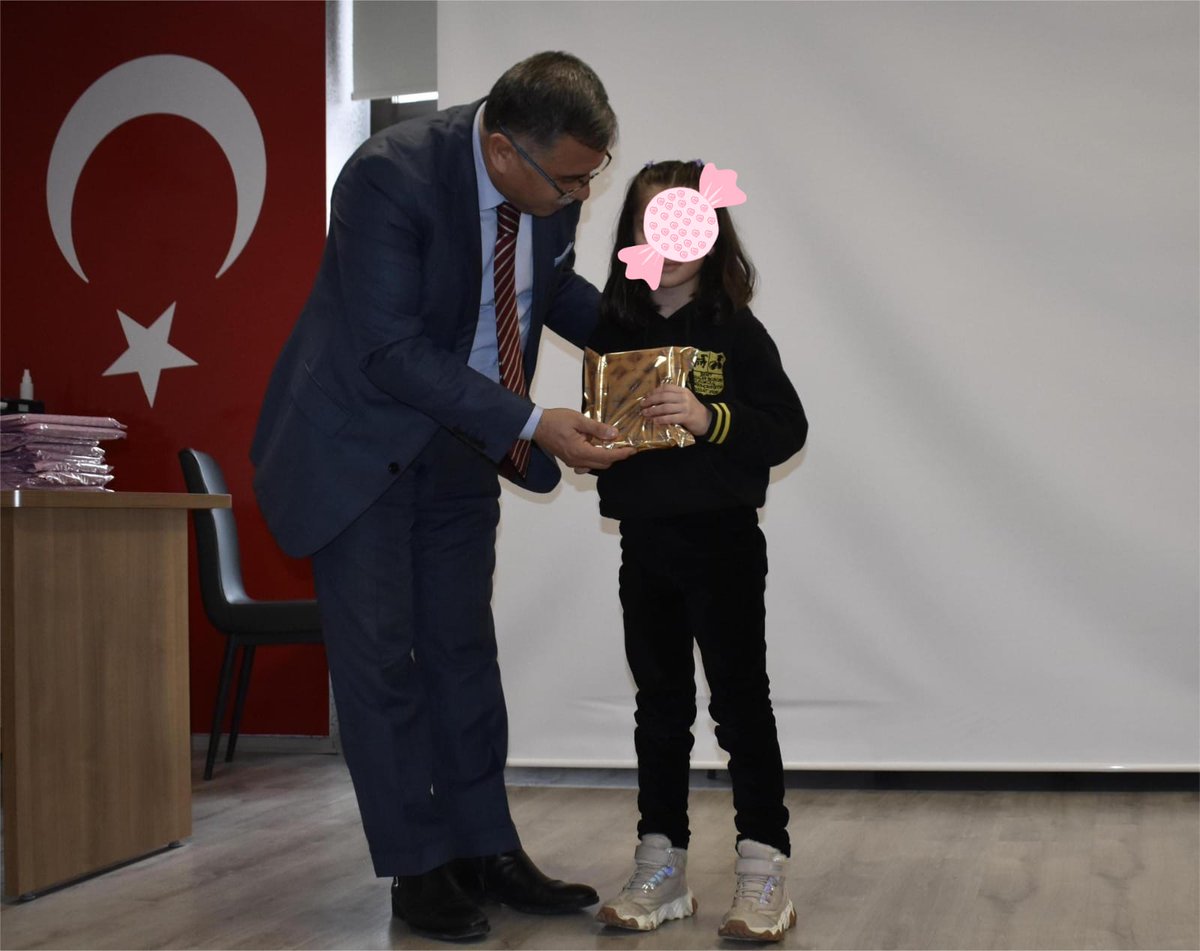 YIsgb17632's tweet photo. @tcmeb @Yusuf__Tekin @meb_dhgm @ozkan_meb @GlcanKILIN3 @ALTINKAYNAK26 İSGB Olarak il merkezindeki Diyabetli şeker🍭 çocuklarımızla minik hediyelerle tanışma toplantısı yaptık.Kurumumuzdan İstek ve arzularını sorduk.. yalnız olmadıklarını hatırlattık..🍬🍬 https://t.co/0YmE3VUmiN