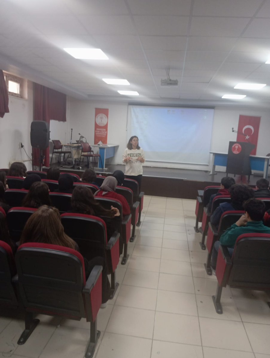 mardinfenlisesi's tweet photo. Okul psikolojik danışmanlarımız Ferhat Karabalık ve Mine Kılıç tarafından "Meslek Seçiminde İlgi, Yetenek ve Değerler" konusunda bilgilendirme çalışması yapıldı. @ali_eyyupkoca @mehmeteminduya1 @MesutCoskun7902 @pdrerdal https://t.co/dnfv5Ko1S0