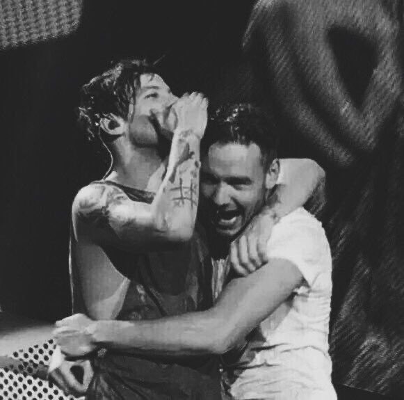 lulisziam's tweet image. há 5 anos a gente estava no pré-lançamento do LP1, e ninguém mais do que louis tomlinson estava divulgando o álbum do liam. o que o louis fez pelo liam publicamente, ninguém mais fez.

fique bem Lou 🖤