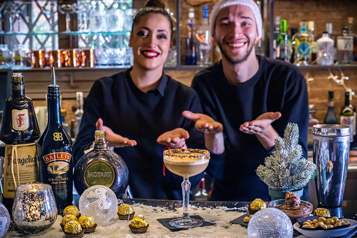 TorreRosaBCN's tweet photo. In December, the unmistakable taste of Christmas arrives at Torre Rosa with the Ferrero Rocher cocktail.
https://t.co/SyTsvtPYHD
#TorreRosabcn #CocktailBarBarcelona #CocktailOfTheMonth #FerreroRocher https://t.co/JZbqhgIHPI