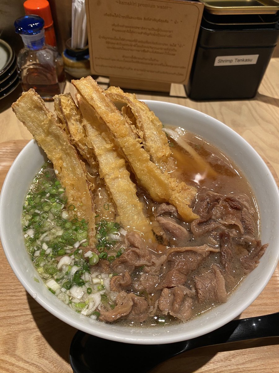 Borntoeatt's tweet photo. ร้านอูด้งเส้นสด ทำชามต่อชาม คุมอุณหภูมิการลวกเส้น คนญี่ปุ่นเต็มร้านเลย เส้นอูด้งดีมากๆๆๆๆ🥹✨ นุ่มหนึบเด้งดึ๋ง อร่อย ชอบทั้งแบบร้อนและเย็น เทมปุระทอดก็อร่อย กลางร้านมีสเตชั่นโอเด้งด้วย kamakiriudon สุขุมวิท 26 @aroii #อร่อยบอกต่อ #borntoeatt https://t.co/1DL9A2amUq