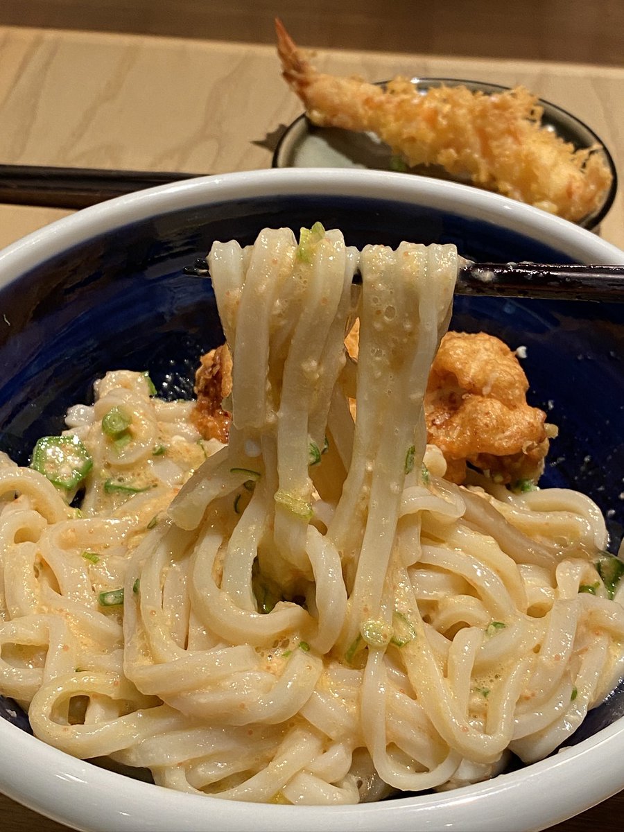 Borntoeatt's tweet photo. ร้านอูด้งเส้นสด ทำชามต่อชาม คุมอุณหภูมิการลวกเส้น คนญี่ปุ่นเต็มร้านเลย เส้นอูด้งดีมากๆๆๆๆ🥹✨ นุ่มหนึบเด้งดึ๋ง อร่อย ชอบทั้งแบบร้อนและเย็น เทมปุระทอดก็อร่อย กลางร้านมีสเตชั่นโอเด้งด้วย kamakiriudon สุขุมวิท 26 @aroii #อร่อยบอกต่อ #borntoeatt https://t.co/1DL9A2amUq
