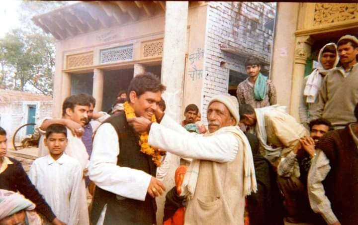 “सरपंच से लेकर प्रदेश के मुख्यमंत्री तक का सफ़र“
आज से 24 वर्ष पहले सरपंच बनने की माला पहनने वाले भजनलाल शर्मा जी, आज राजस्थान के मुख्यमंत्री के रूप में प्रदेश की सेवा कर रहे हैं। उनके संघर्ष और समर्पण की प्रेरणा हम सभी के लिए अनुकरणीय है।
