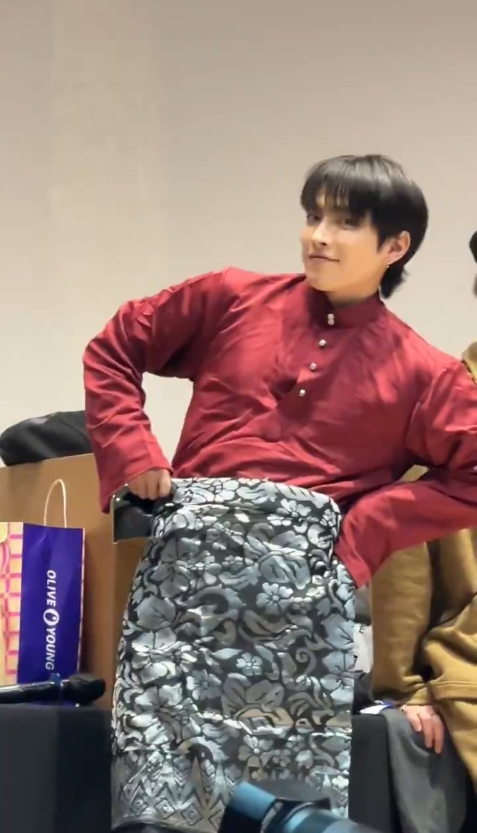 ryeonshiii_'s tweet photo. Can’t believe that after 5 years stanning ateez and 3/8 members finally wearing our traditional clothes, Baju Melayu🥹😭🫶🏻❤️💕 https://t.co/GSGnXTYBAU
