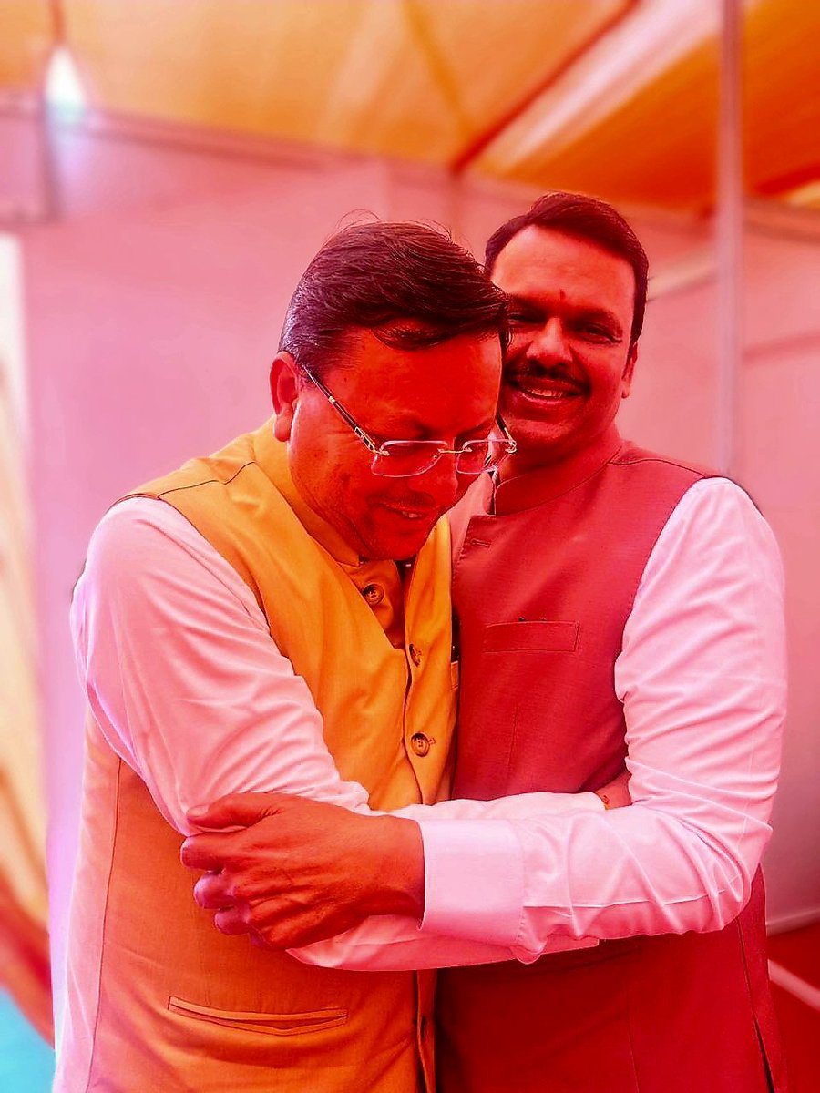 pushkardhami's tweet photo. शपथ ग्रहण समारोह के उपरांत महाराष्ट्र के नवनिर्वाचित मुख्यमंत्री श्री @Dev_Fadnavis जी से भेंट कर उन्हें उज्ज्वल कार्यकाल हेतु शुभकामनाएं दी।

निश्चित तौर पर आदरणीय प्रधानमंत्री श्री @narendramodi जी के मार्गदर्शन और देवेंद्र जी के ऊर्जावान नेतृत्व में महायुती सरकार सभी वर्गों का सम्रग उत्थान कर जनकल्याण सुनिश्चित करेगी और महाराष्ट्र की विकास यात्रा में नए कीर्तिमान स्थापित करेगी।
