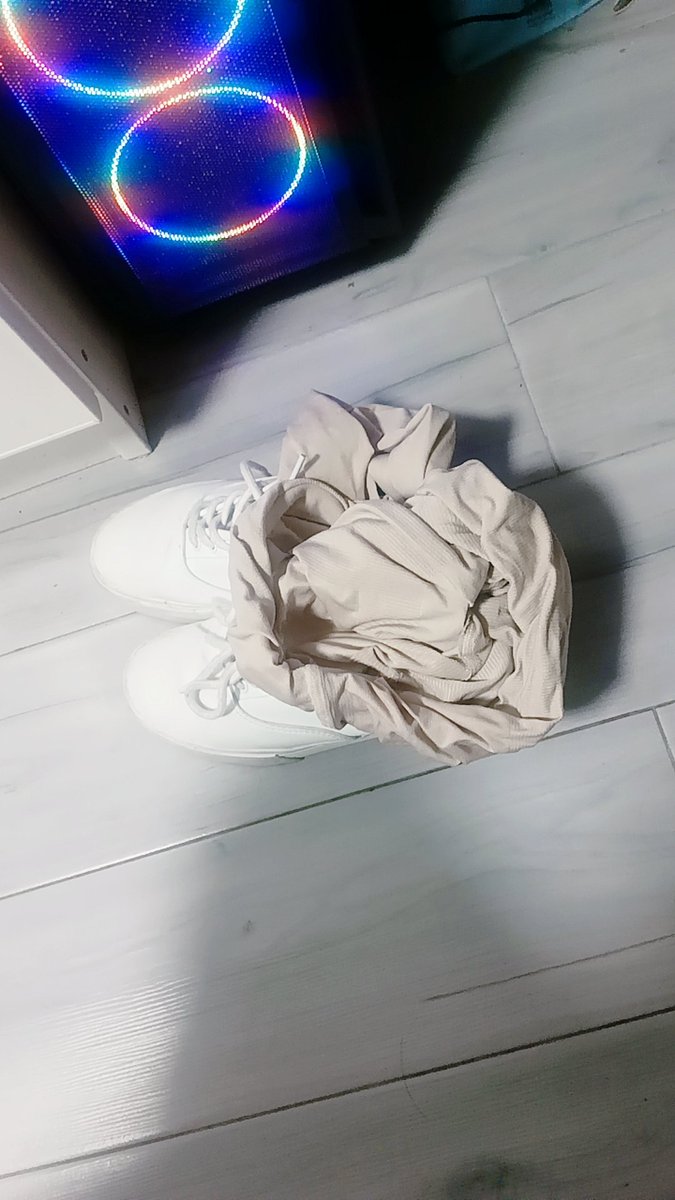 福利姬小雪花儿分享的黄推图片2 - 网红私拍内容