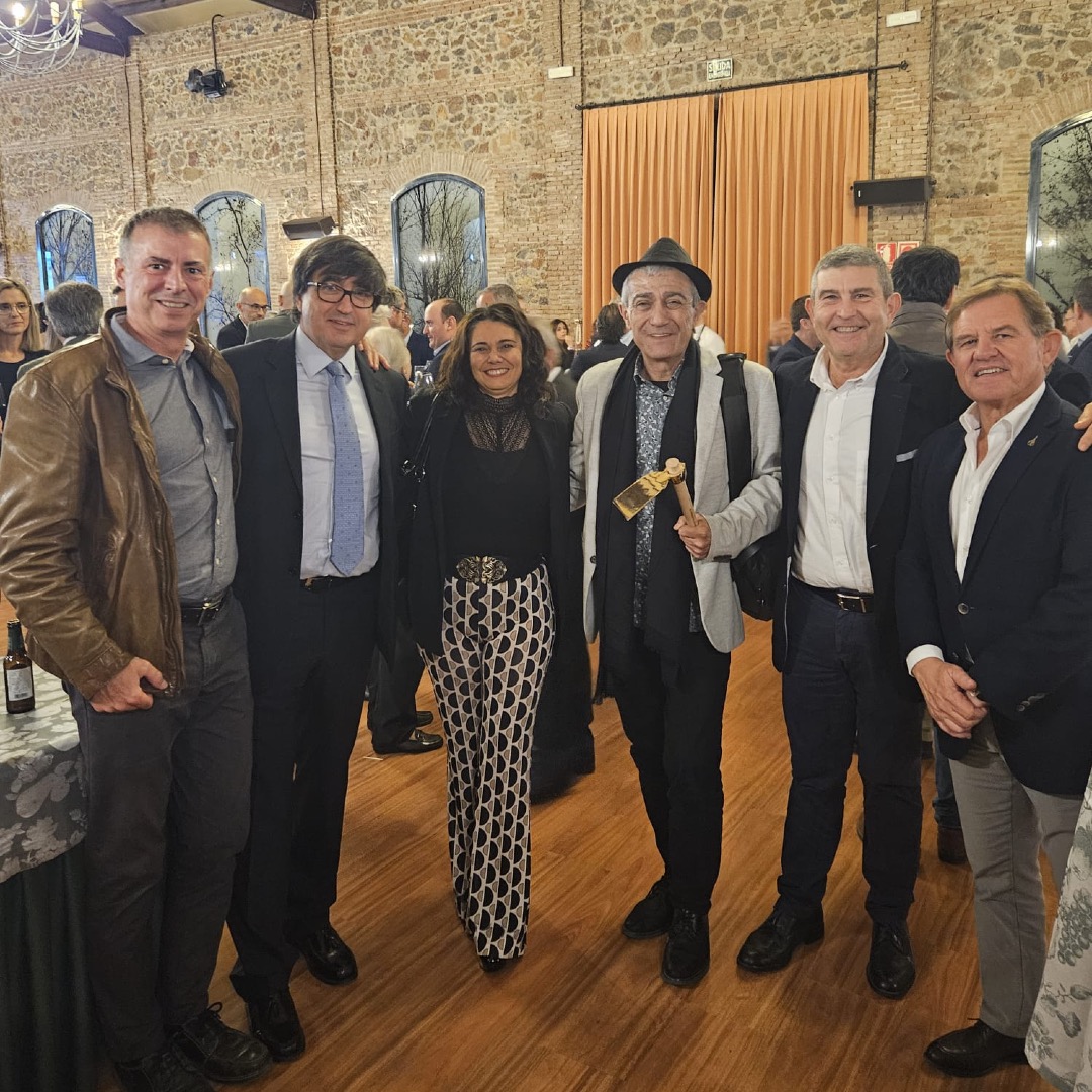 Proexport_Spain's tweet photo. 🥇 Enhorabuena a @Meloneselabuelo, ganador del Premio Investigación/Innovación Agraria, y a #Fruca, que recibió el Premio a la Sostenibilidad en los VIII Premios Agro de la Región de Murcia @laverdad_es.
¡Orgullosos de nuestros asociados! 🙌🌱 https://t.co/sh39cY4AeH