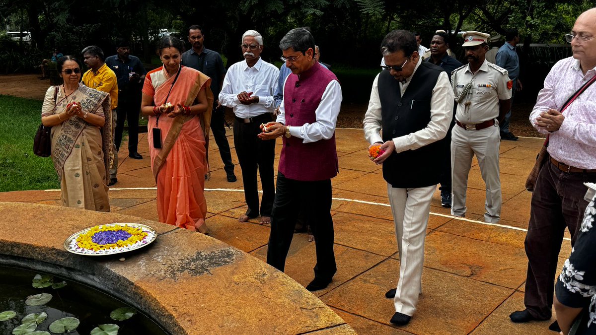 LGov_Puducherry's tweet photo. Paid floral #tributes to #IndianPhilosopher & #Yogi Sri #Aurobindo's statue at 'Savitri Bhavan' in #Auroville Foundation, on his #DeathAnniversary.
@rashtrapatibhvn @narendramodi @AmitShah @PIB_India @MinOfCultureGoI @rajbhavan_tn https://t.co/CoA7gFgESS