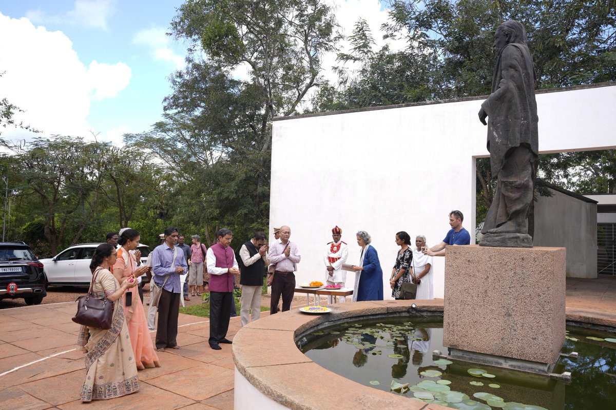 LGov_Puducherry's tweet photo. Paid floral #tributes to #IndianPhilosopher & #Yogi Sri #Aurobindo's statue at 'Savitri Bhavan' in #Auroville Foundation, on his #DeathAnniversary.
@rashtrapatibhvn @narendramodi @AmitShah @PIB_India @MinOfCultureGoI @rajbhavan_tn https://t.co/CoA7gFgESS