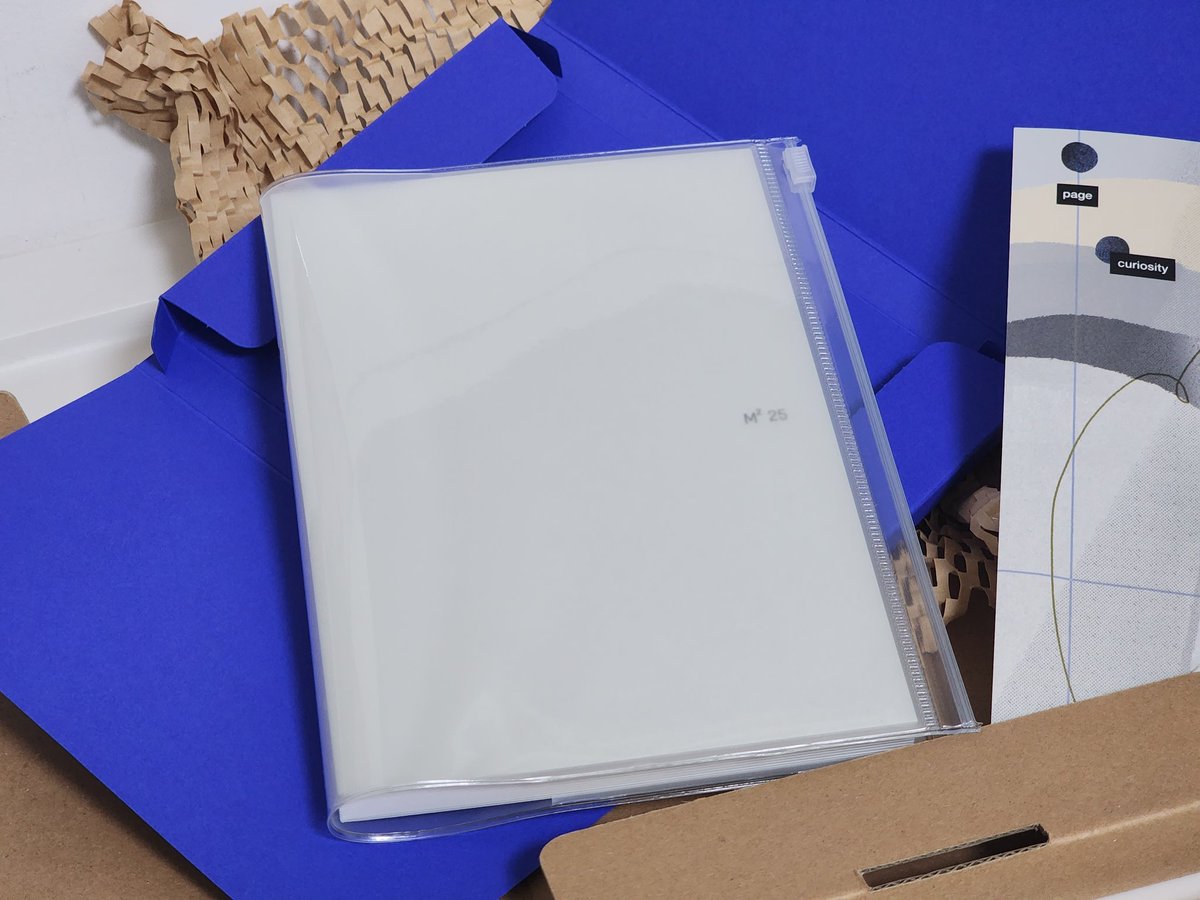 이뻐용. 그리고 아날로그 키퍼 b6 커버랑 호환되네요. 다른 b6 커버들도 어지간해서 다 호환 될 듯.