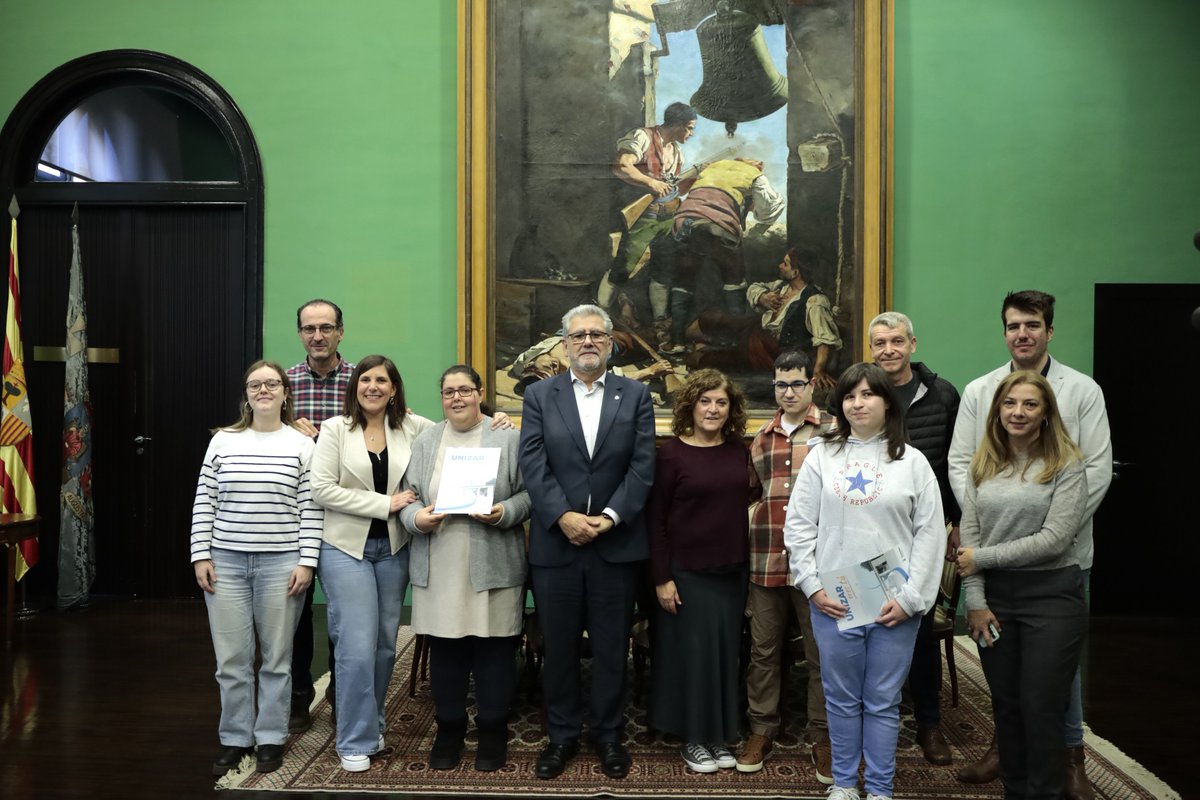 El rector ha animado al resto de instituciones de Aragón y a las empresas a poner en marcha programas formativos similares para facilitar el acceso de las personas con discapacidad intelectual al mundo laboral.