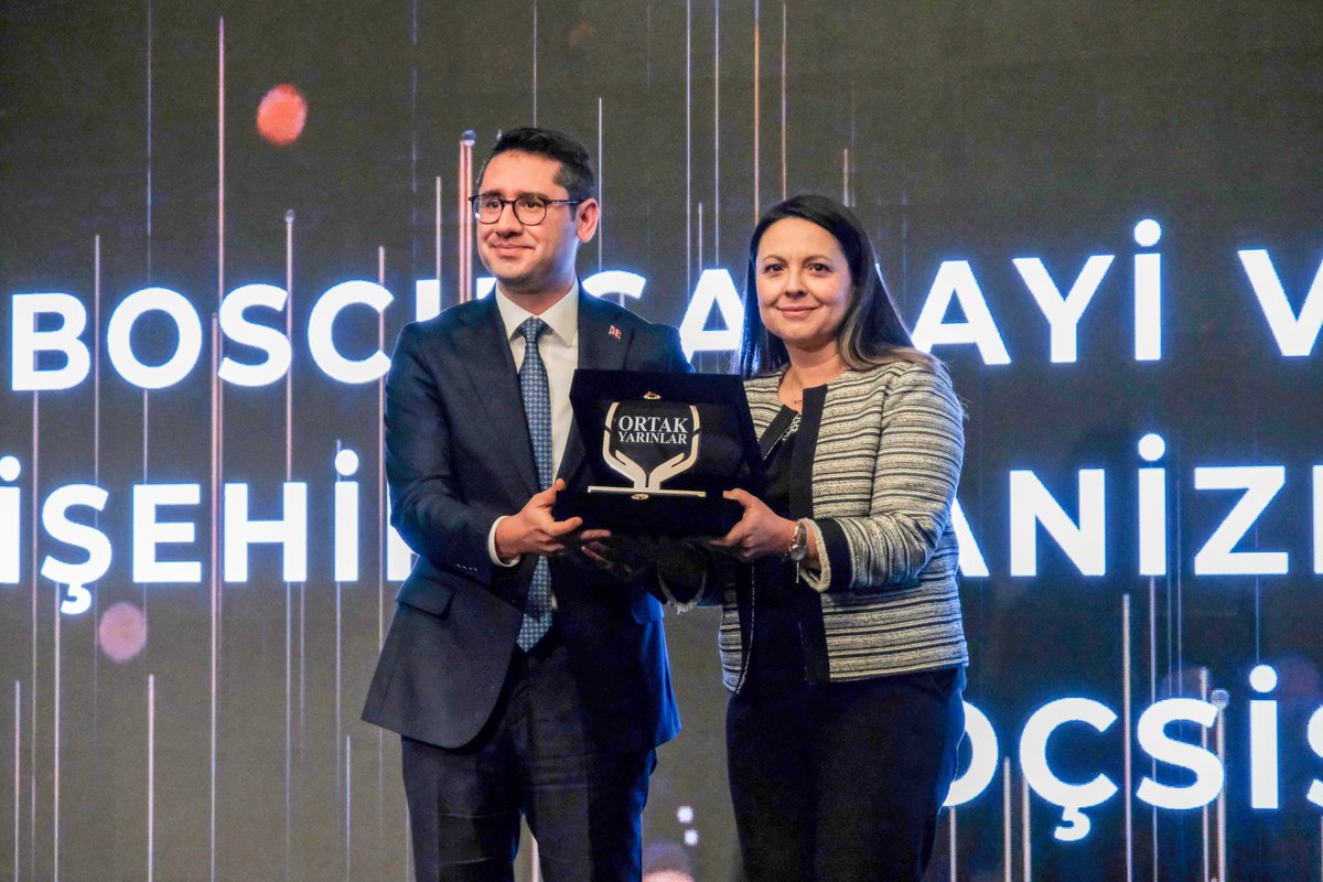 OsbEskisehir's tweet image. @TCBEBKA  iş birliğiyle hayata geçirilen &quot;Dijital Dönüşüm Merkezi&quot; projemiz, @Tisk_kurumsal  “Ortak Yarınlar” ödüllerinde Dijitalleşme kategorisinde ödüle layık görüldü! 

Dijital geleceğe yön veren adımlarımızla gururluyuz! 

bit.ly/3CYNNYC

#EOSB #DijitalDönüşüm