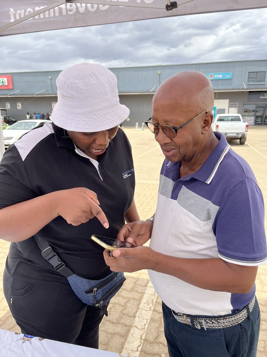 GautengeGov's tweet photo. Assisting citizens in Evaton to download the Gauteng e-Panic Button for quicker access to emergency and medical services. #EPanicButton #EmergencyResponse #SafetyFirst https://t.co/dtYPMVrird