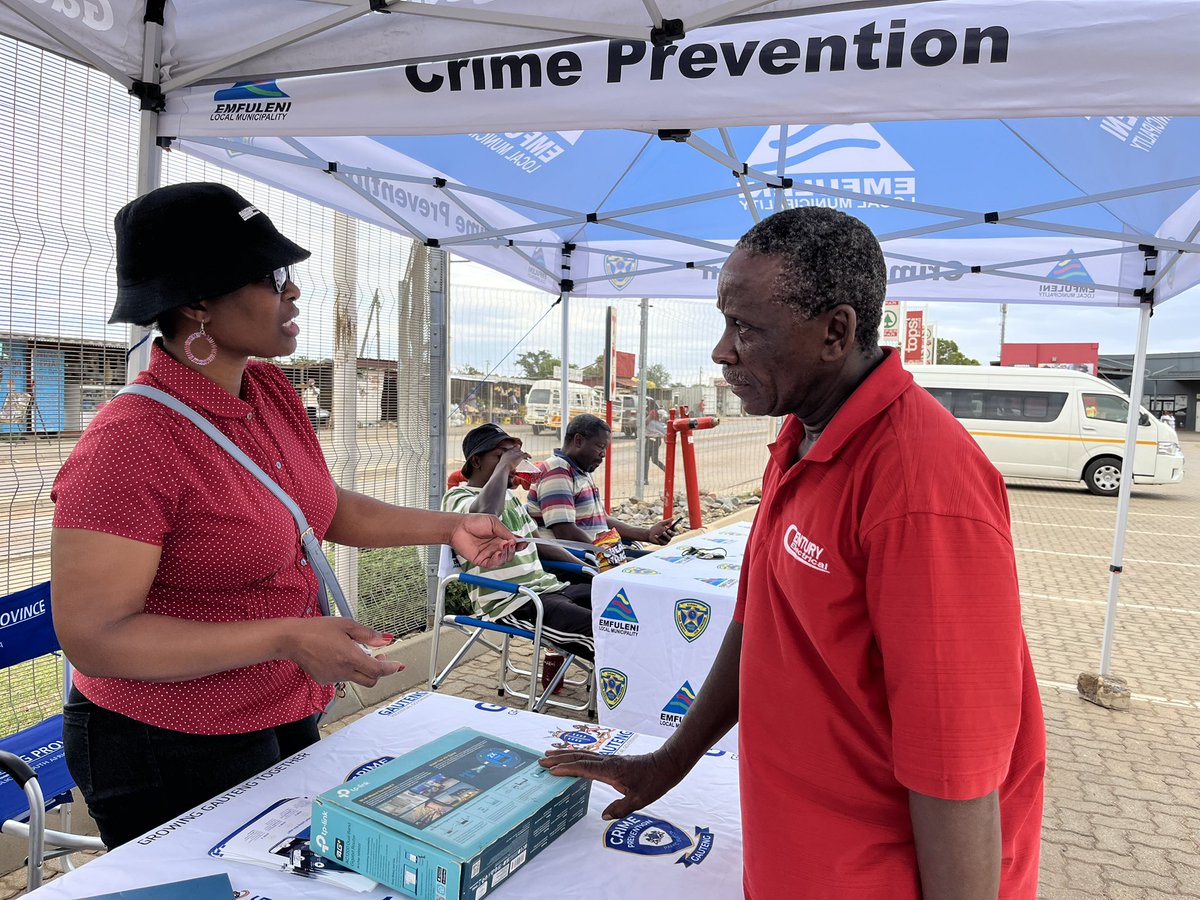 GautengeGov's tweet photo. Assisting citizens in Evaton to download the Gauteng e-Panic Button for quicker access to emergency and medical services. #EPanicButton #EmergencyResponse #SafetyFirst https://t.co/dtYPMVrird