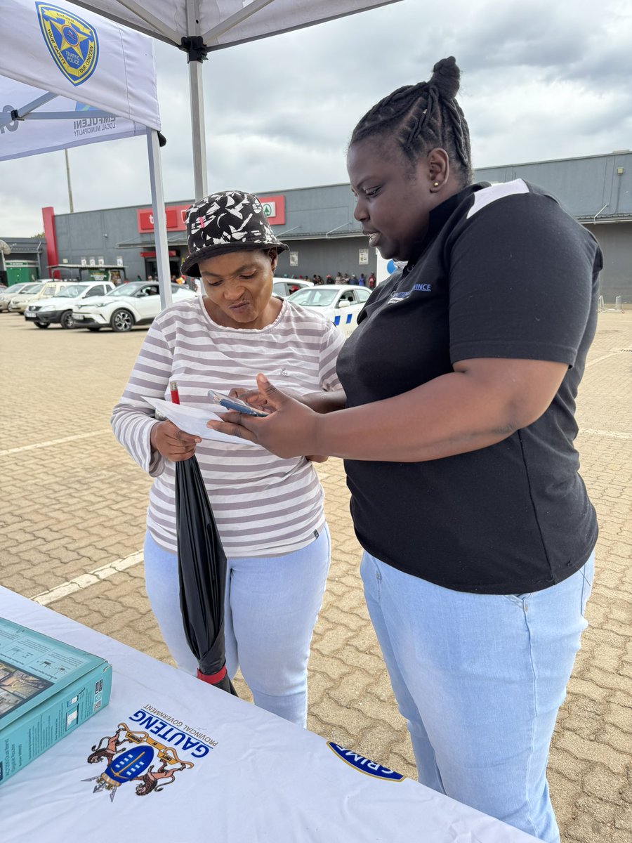 GautengeGov's tweet photo. Assisting citizens in Evaton to download the Gauteng e-Panic Button for quicker access to emergency and medical services. #EPanicButton #EmergencyResponse #SafetyFirst https://t.co/dtYPMVrird