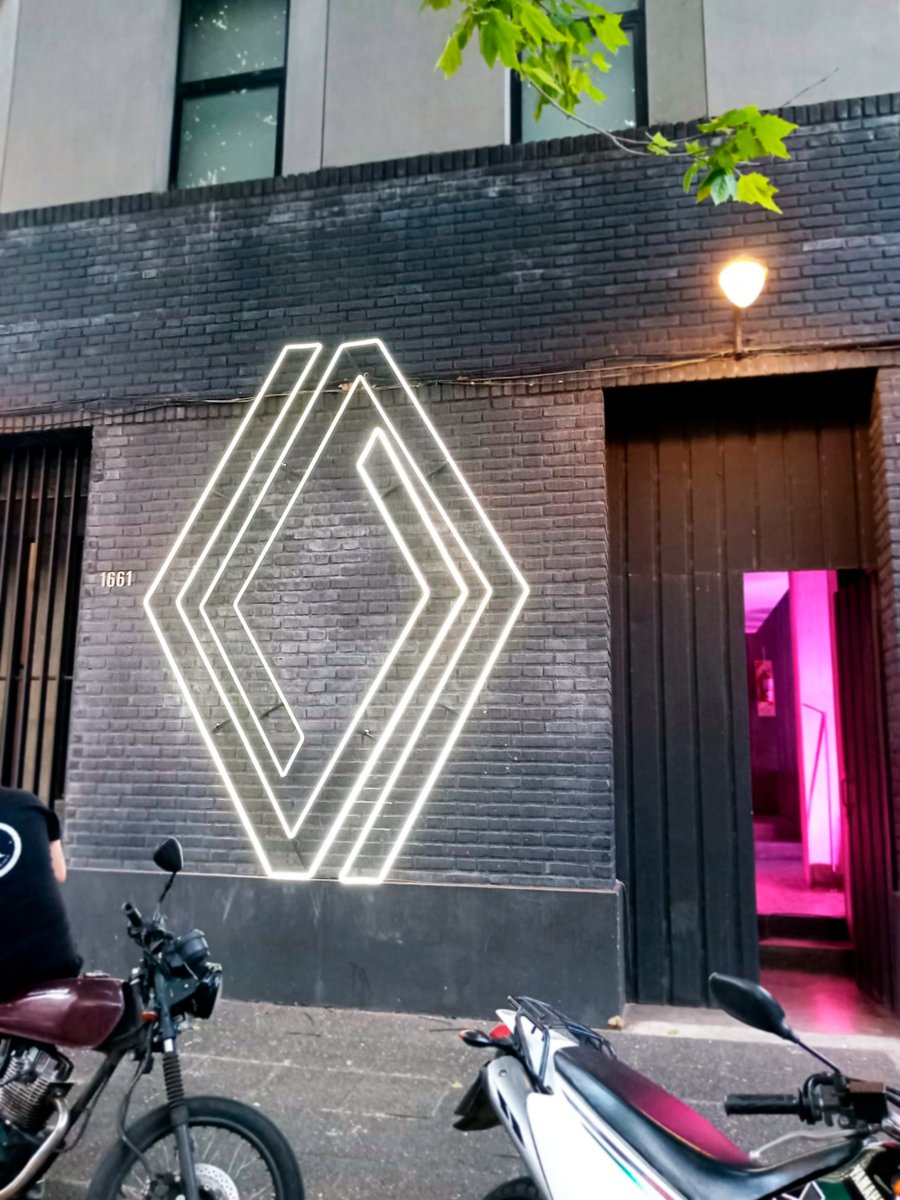 I Eventos I
#vulgariaagencia nos eligió para realizar la producción e instalación de las piezas de graficas y corpóreos de Nuevo Renault Kwid #KWIDUrbanNight
#somosplanpez
#corporeos #grafica #granformato #backlights #corporeosbacklights #eventos #renault #kwid #grafica