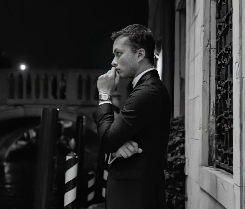 simphonicc's tweet image. ᅠ

ᅠ
 
         a lovable man that
         Hope  he  is   the. 
         main character in his own life  
         His name Raditya Purwadiredja
         ── 

ᅠ

ᅠ

ㅤ