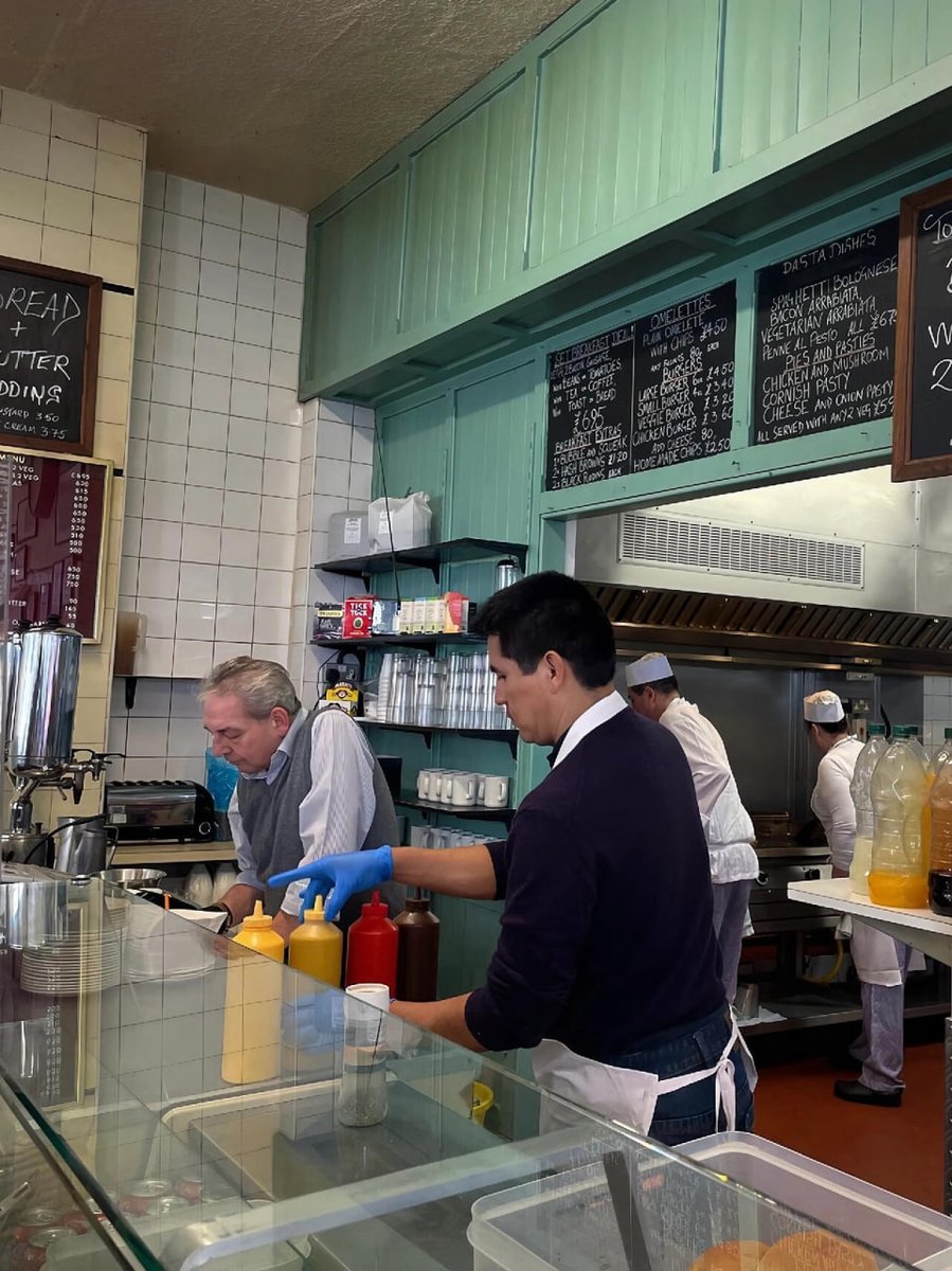 KfteK's tweet image. Breakfast time! Enjoy a traditional English breakfast in a cozy little shop, every bite is satisfying. Good morning! ☕️🍳🥓