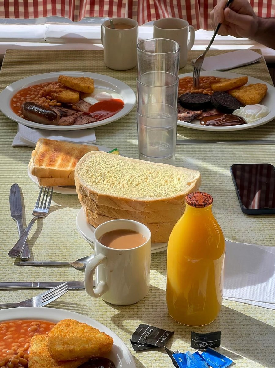 KfteK's tweet image. Breakfast time! Enjoy a traditional English breakfast in a cozy little shop, every bite is satisfying. Good morning! ☕️🍳🥓